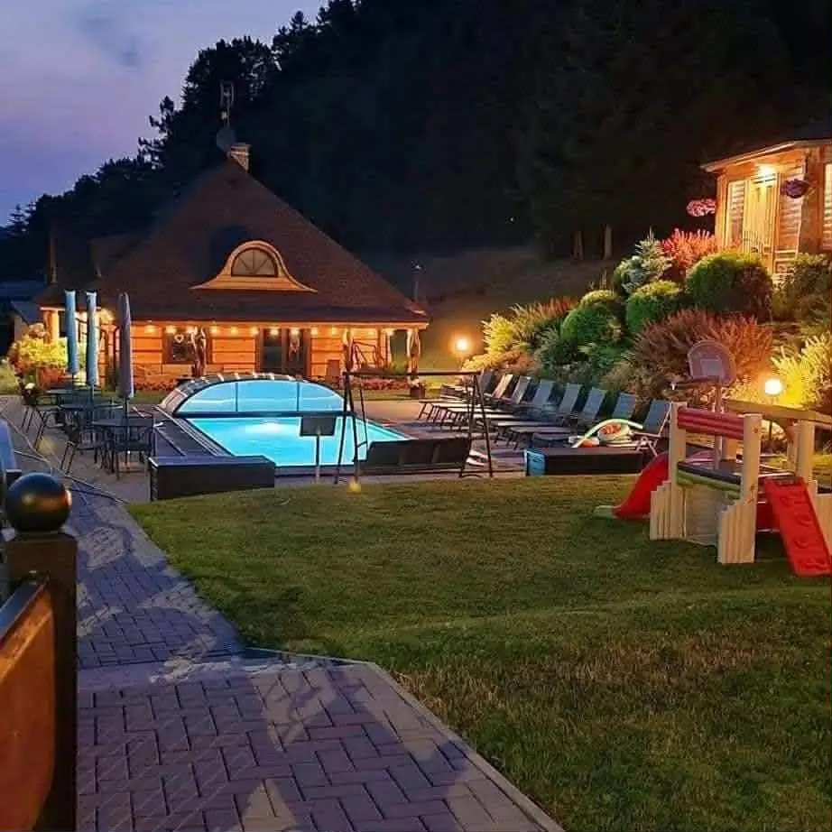 Agrodomki z bali widok na basen